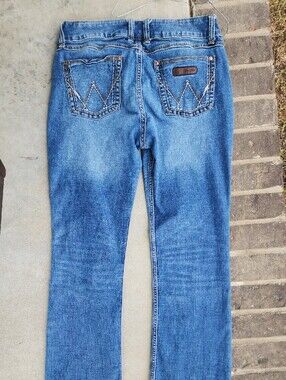 Wrangler Women’s Boot Cut Jeans - Light Blue Wash Size 13/34